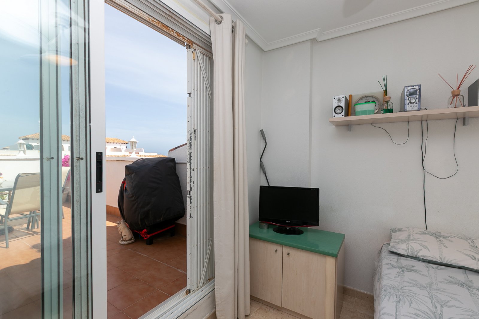 Wir präsentieren Ihnen dieses fantastische Bungalow in der obersten Etage im exklusiven, geschlossenen Wohnkomplex Zeniamar III, einer der gefragtest