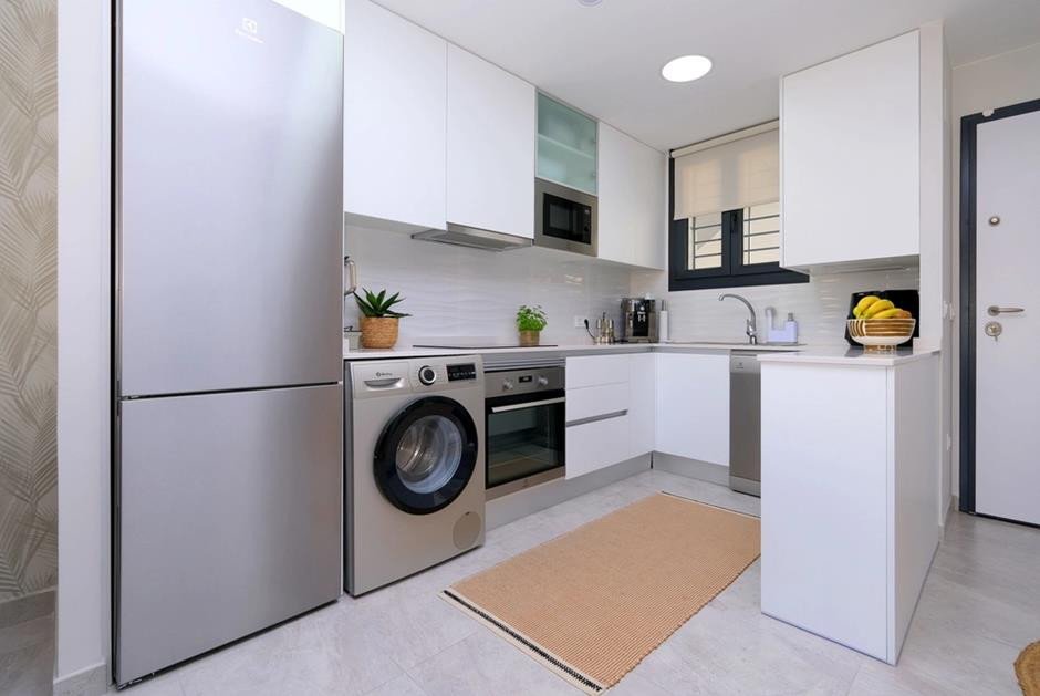 Entdecken Sie diese traumhafte Wohnung im ersten Stock, Baujahr 2023, in der begehrten Wohngegend Villamartín – Las Filipinas. Von TM nach höchsten S