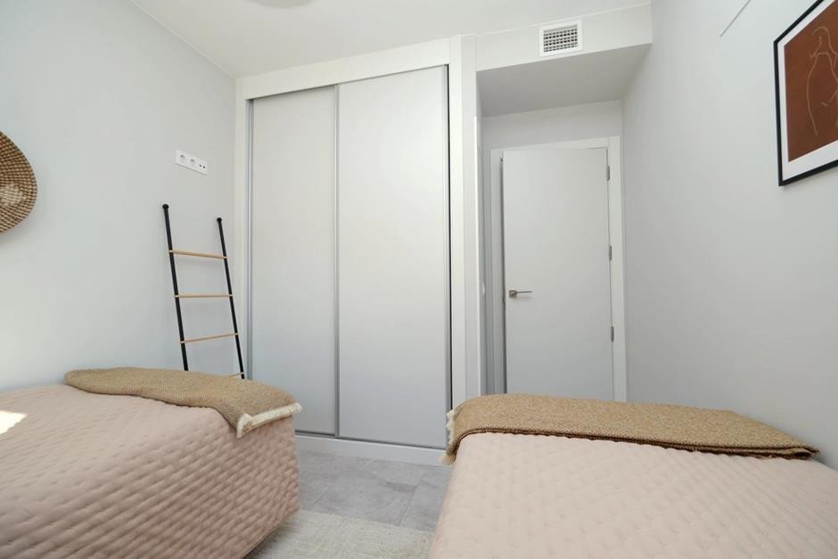 Entdecken Sie diese traumhafte Wohnung im ersten Stock, Baujahr 2023, in der begehrten Wohngegend Villamartín – Las Filipinas. Von TM nach höchsten S