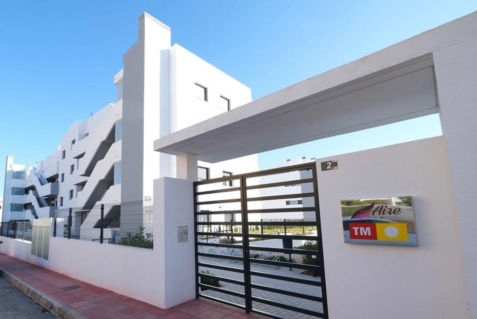 Entdecken Sie diese traumhafte Wohnung im ersten Stock, Baujahr 2023, in der begehrten Wohngegend Villamartín – Las Filipinas. Von TM nach höchsten S