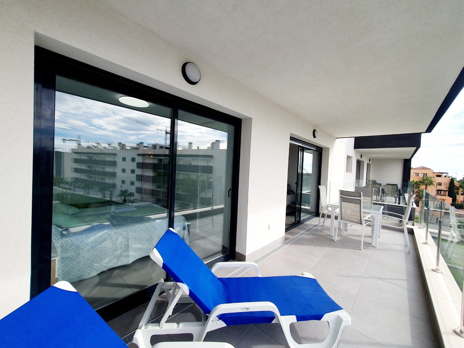 Discover this superb modern flat situated on the 2nd floor (with lift access) within the prestigious, secure Valentino Golf residence. Ideally facin