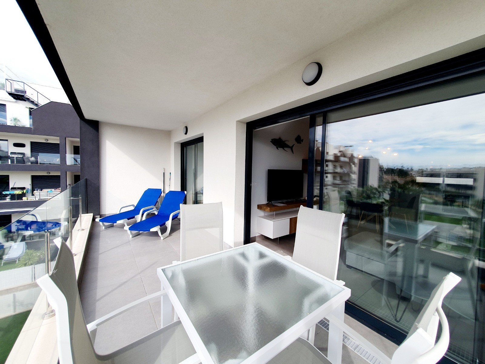 Discover this superb modern flat situated on the 2nd floor (with lift access) within the prestigious, secure Valentino Golf residence. Ideally facin