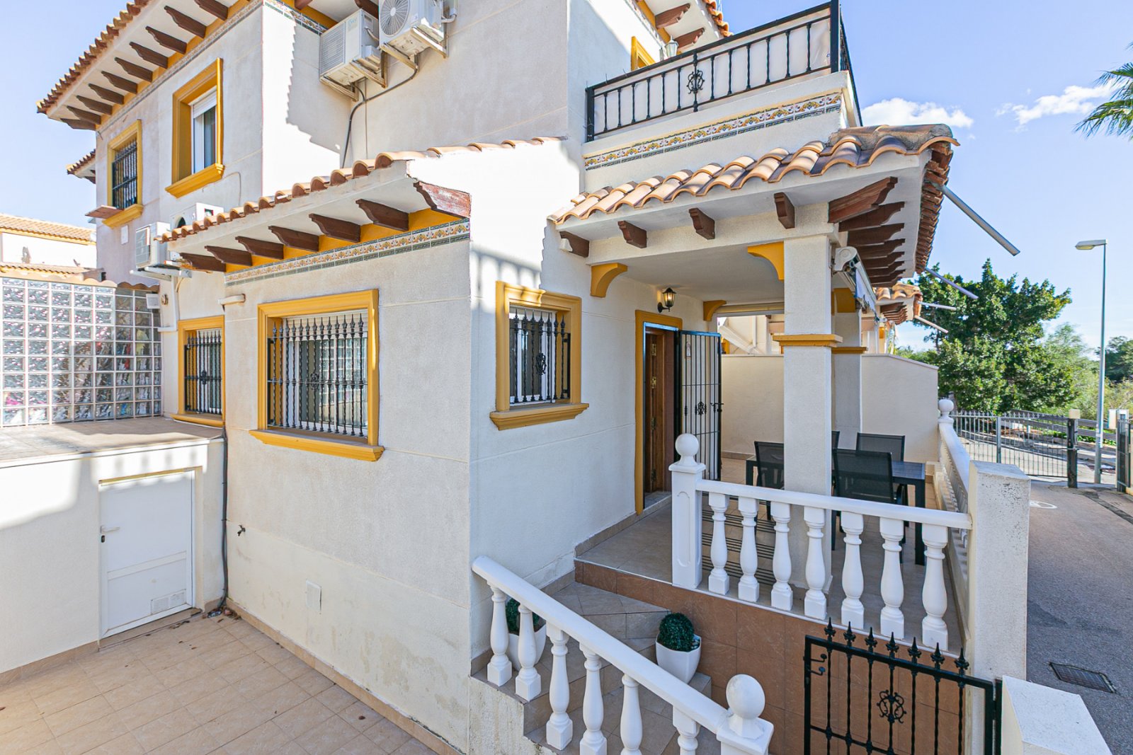 Wir präsentieren Ihnen dieses charmante, nach Süden ausgerichtete Doppelhaushälfte, gelegen in einer der begehrtesten Lagen der Costa Blanca, zwische
