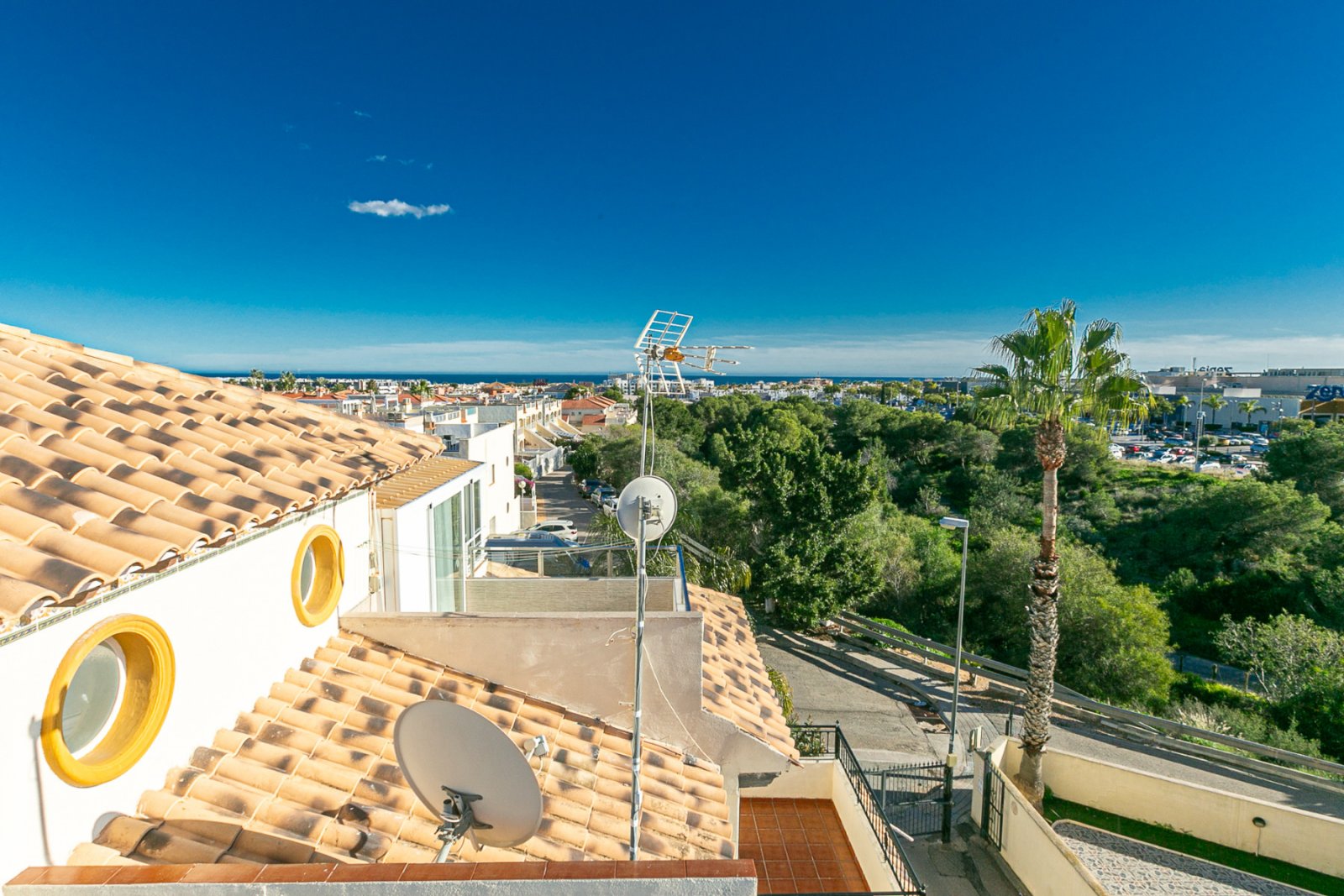 Wir präsentieren Ihnen dieses charmante, nach Süden ausgerichtete Doppelhaushälfte, gelegen in einer der begehrtesten Lagen der Costa Blanca, zwische