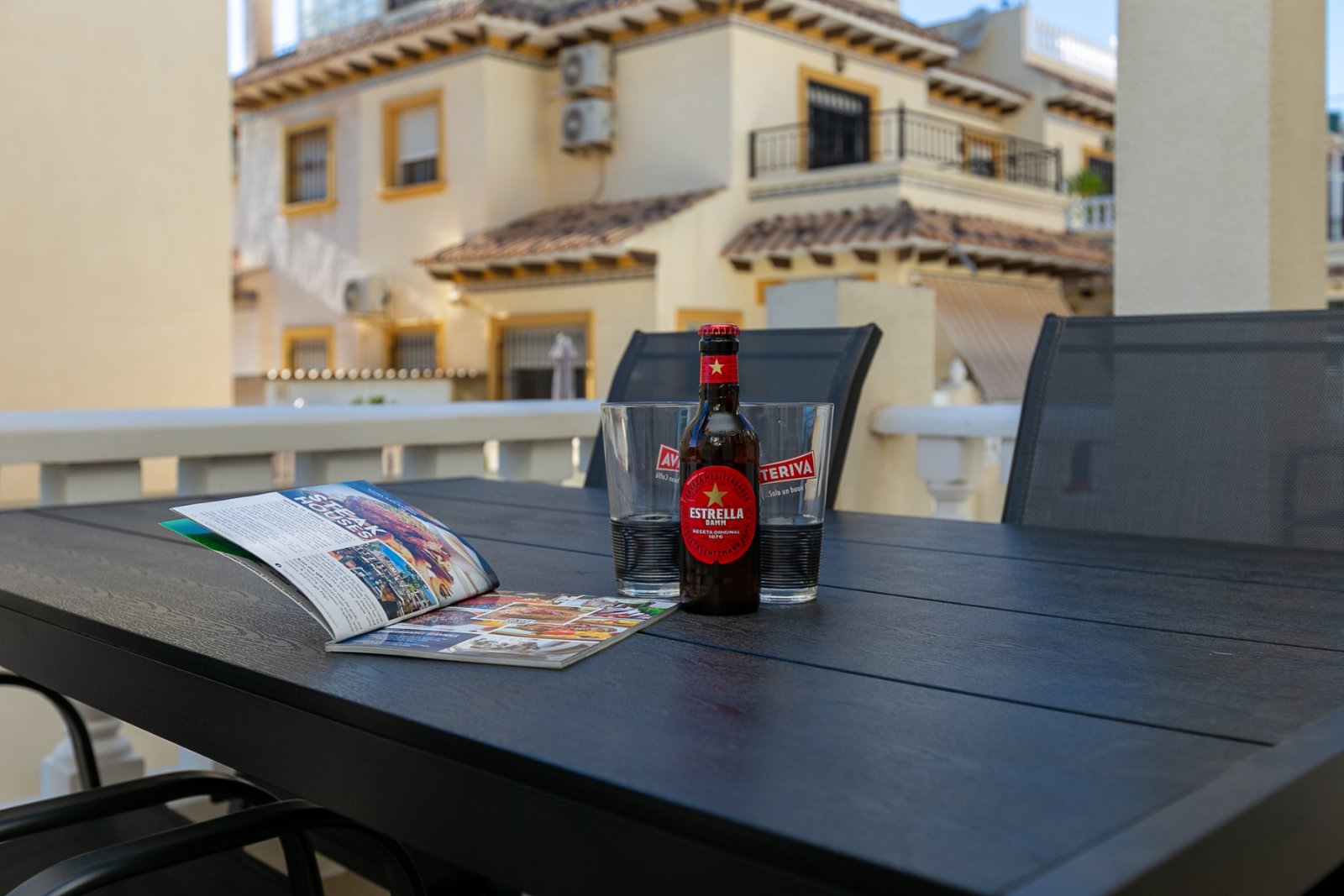 Wir präsentieren Ihnen dieses charmante, nach Süden ausgerichtete Doppelhaushälfte, gelegen in einer der begehrtesten Lagen der Costa Blanca, zwische