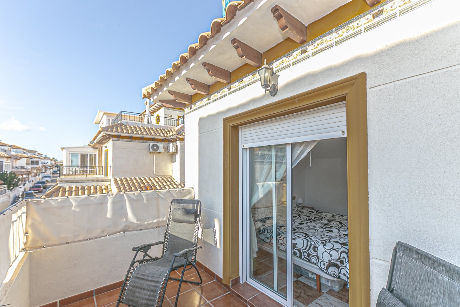 Wir präsentieren Ihnen dieses charmante, nach Süden ausgerichtete Doppelhaushälfte, gelegen in einer der begehrtesten Lagen der Costa Blanca, zwische