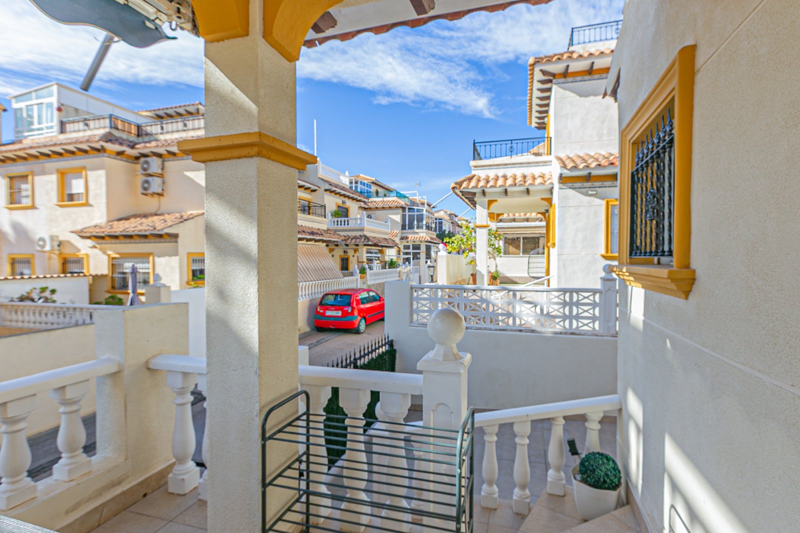 Wir präsentieren Ihnen dieses charmante, nach Süden ausgerichtete Doppelhaushälfte, gelegen in einer der begehrtesten Lagen der Costa Blanca, zwische