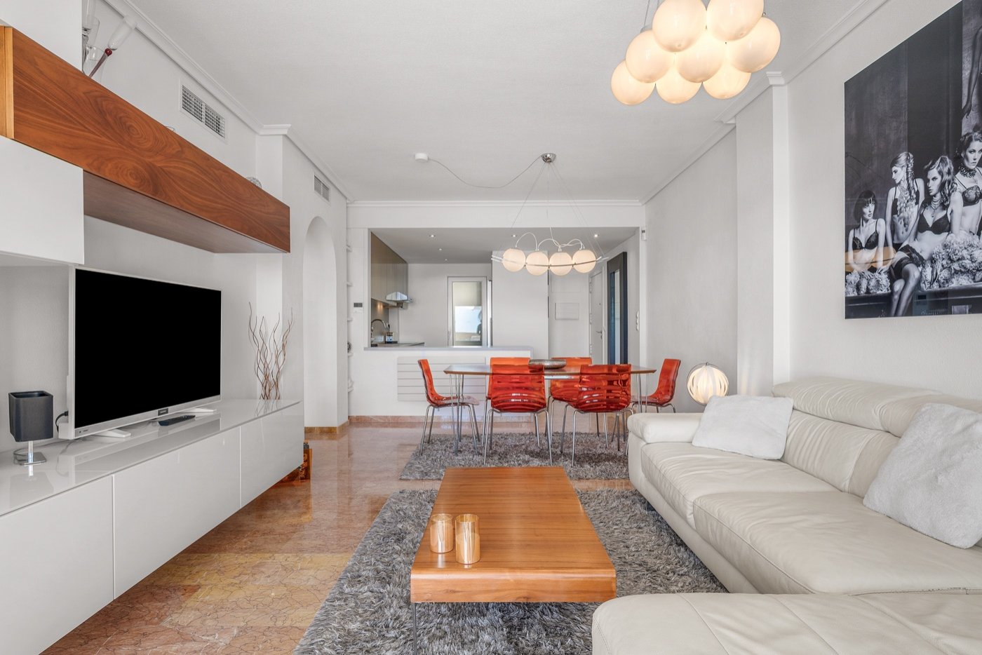 This beautifully renovated apartment is located in an excellently maintained resort with beautifully landscaped gardens and a communal swimming pool