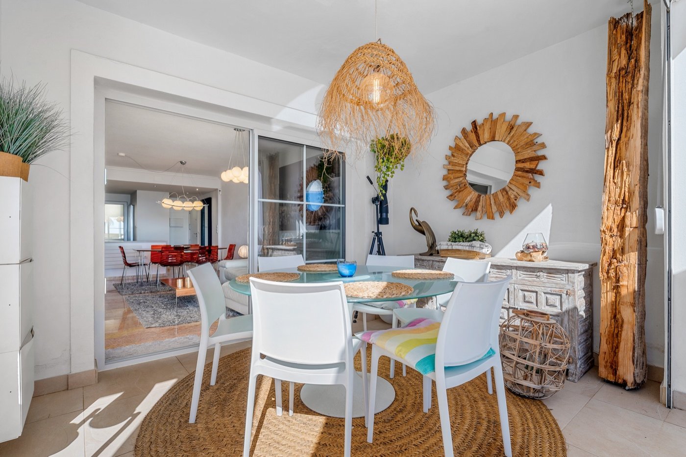 This beautifully renovated apartment is located in an excellently maintained resort with beautifully landscaped gardens and a communal swimming pool