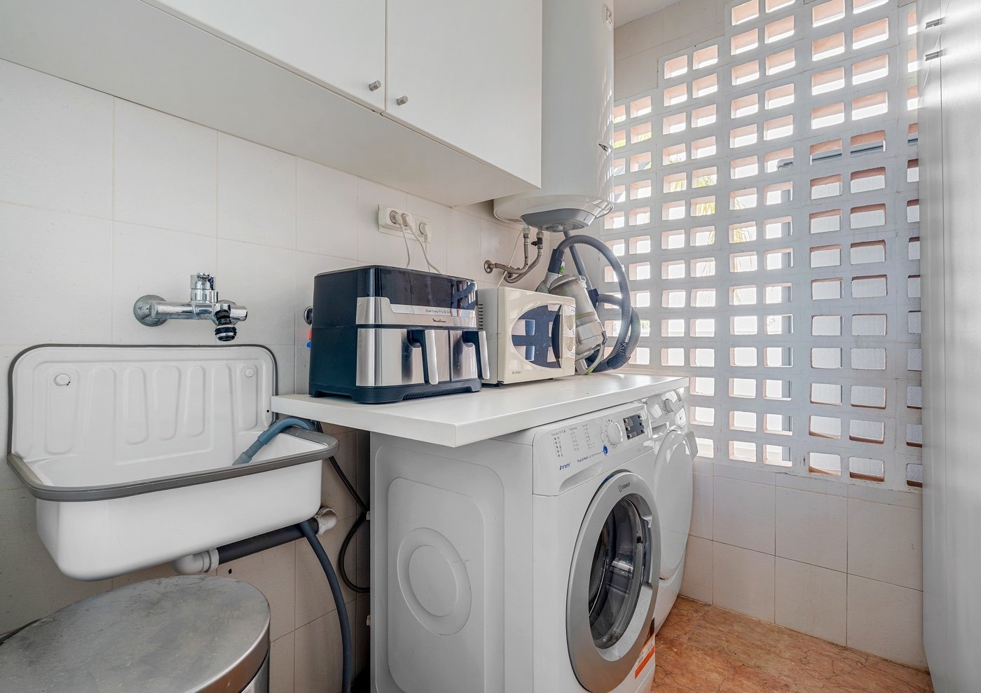 This beautifully renovated apartment is located in an excellently maintained resort with beautifully landscaped gardens and a communal swimming pool