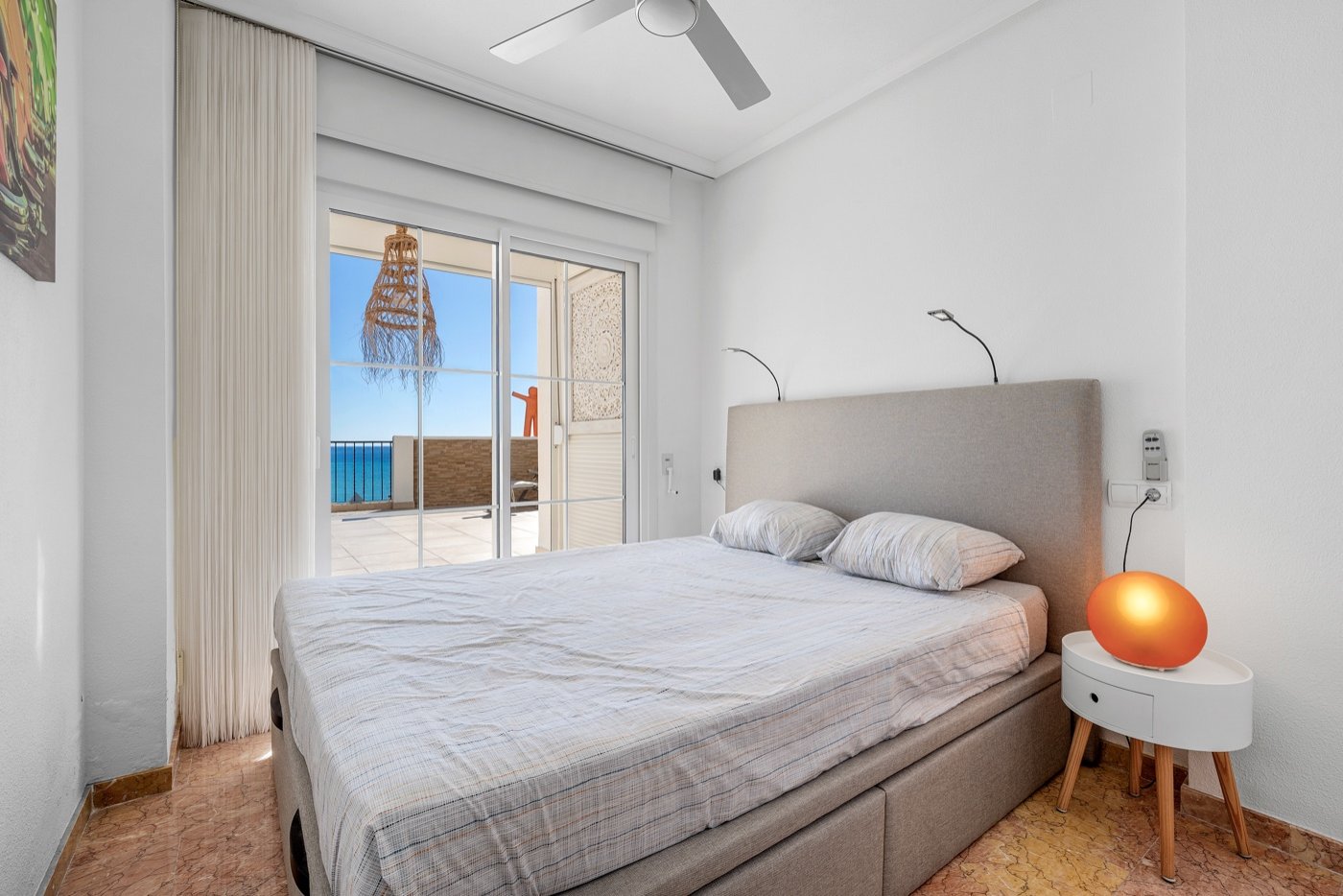 This beautifully renovated apartment is located in an excellently maintained resort with beautifully landscaped gardens and a communal swimming pool