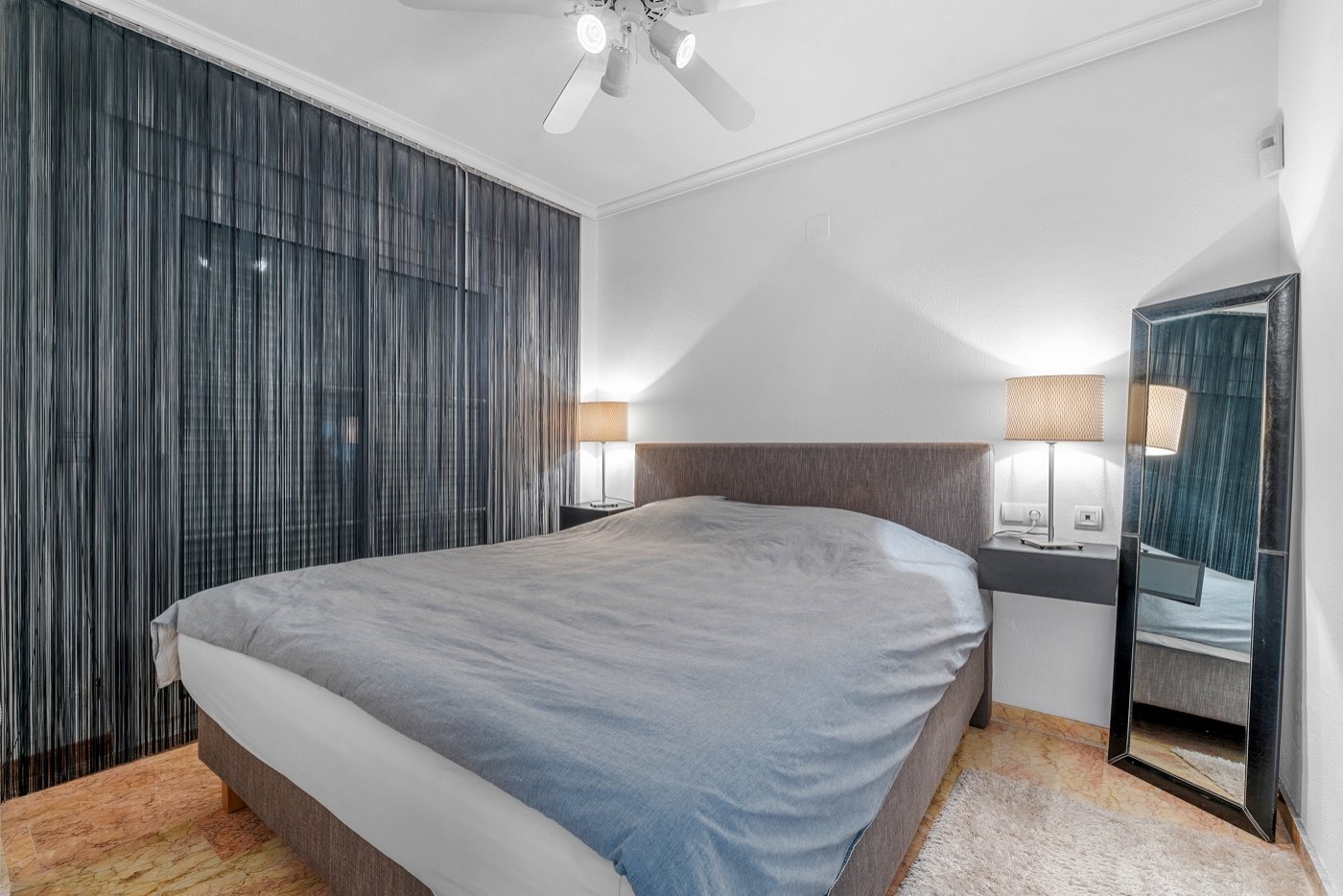 This beautifully renovated apartment is located in an excellently maintained resort with beautifully landscaped gardens and a communal swimming pool