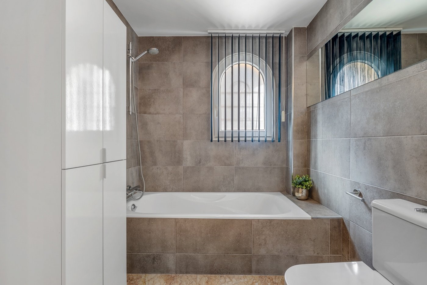 This beautifully renovated apartment is located in an excellently maintained resort with beautifully landscaped gardens and a communal swimming pool