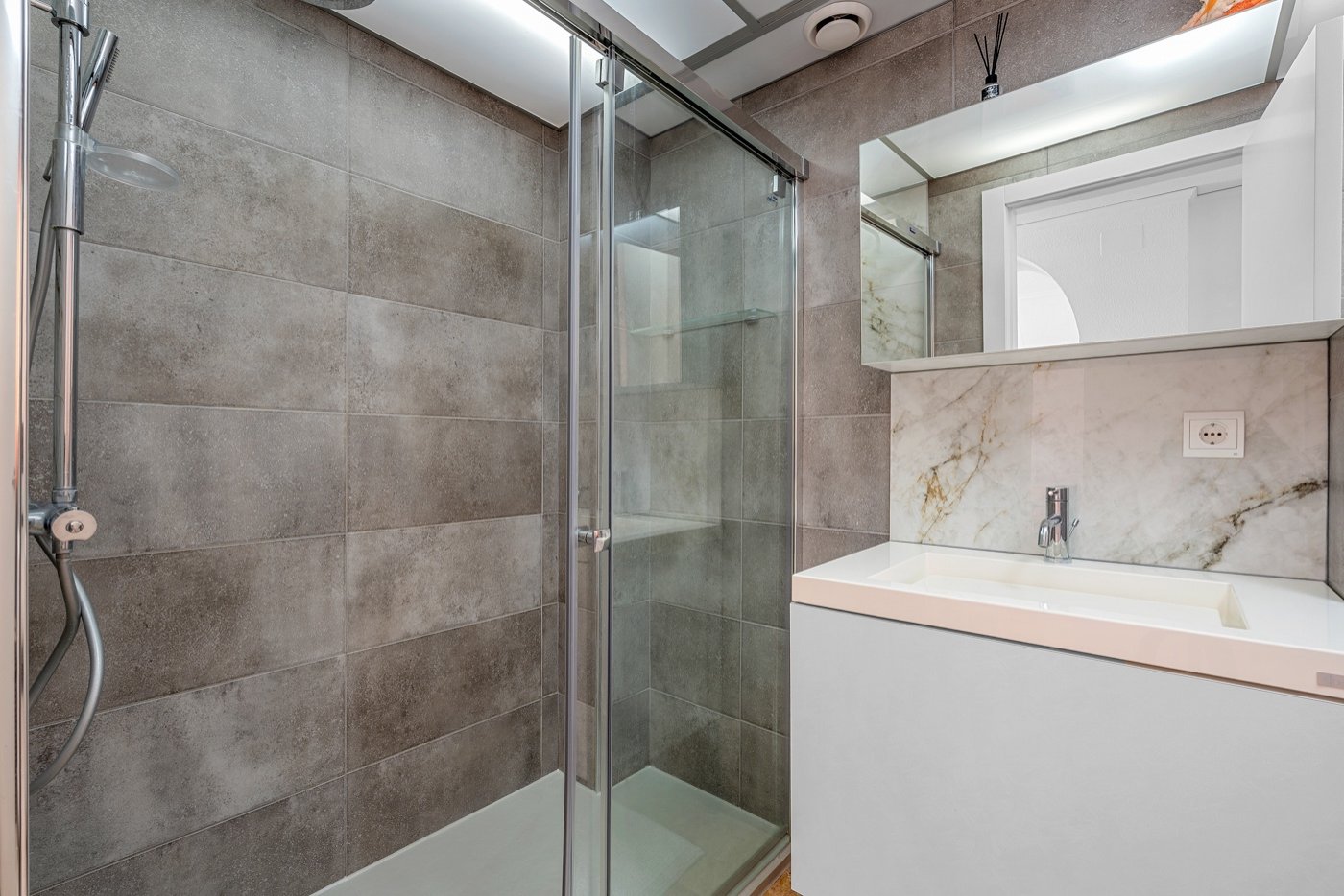 This beautifully renovated apartment is located in an excellently maintained resort with beautifully landscaped gardens and a communal swimming pool