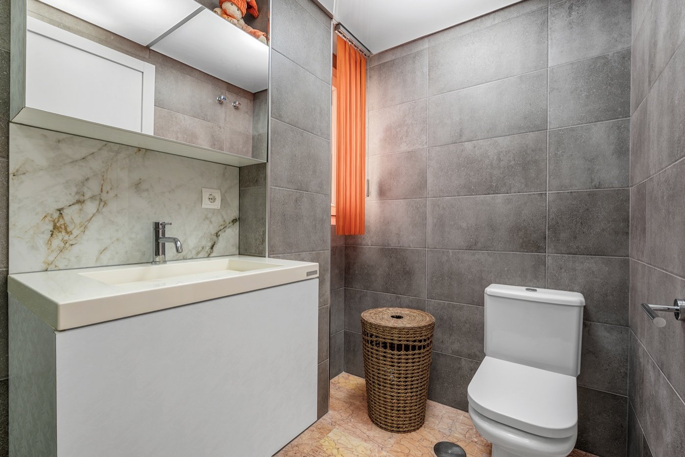 This beautifully renovated apartment is located in an excellently maintained resort with beautifully landscaped gardens and a communal swimming pool