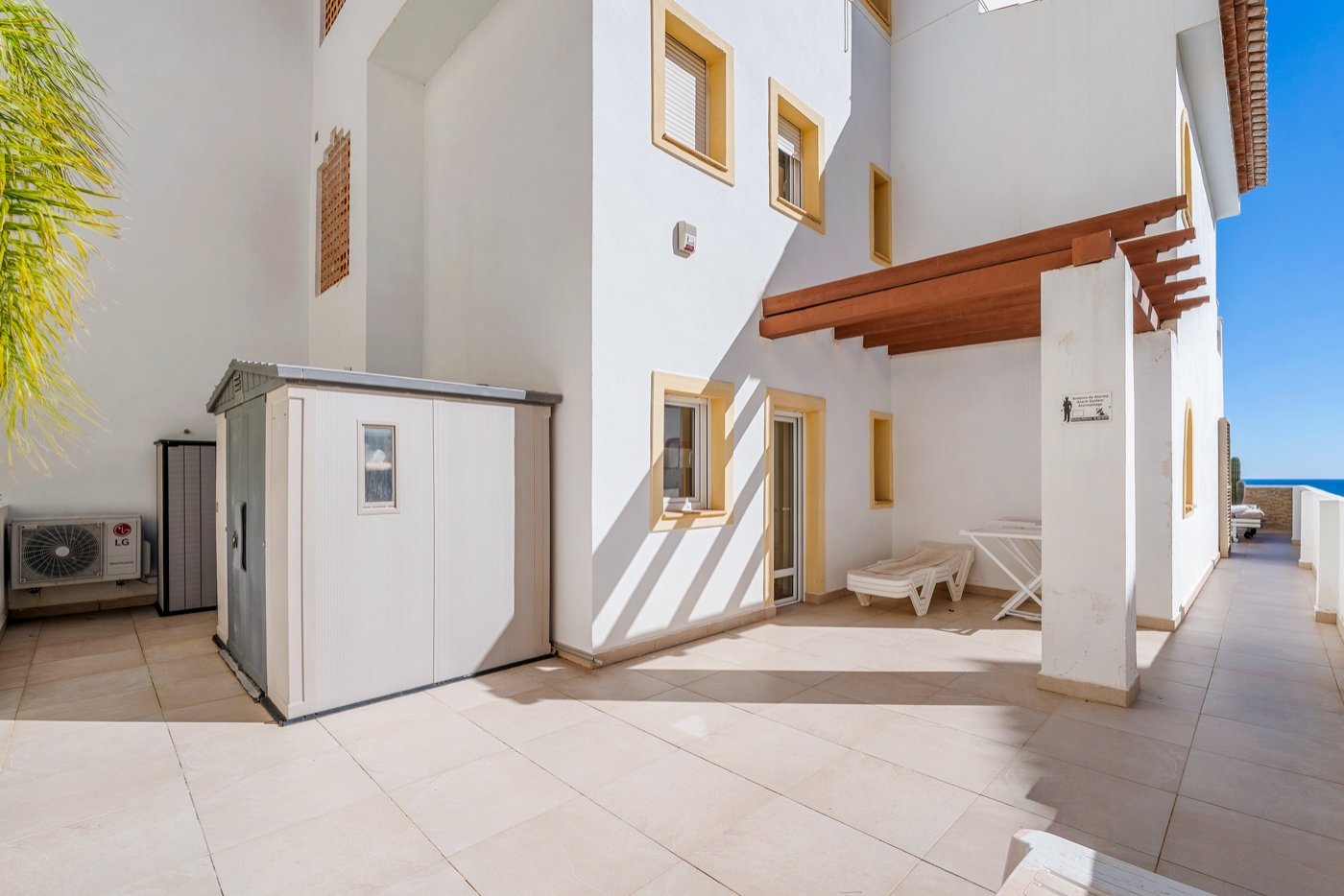 This beautifully renovated apartment is located in an excellently maintained resort with beautifully landscaped gardens and a communal swimming pool