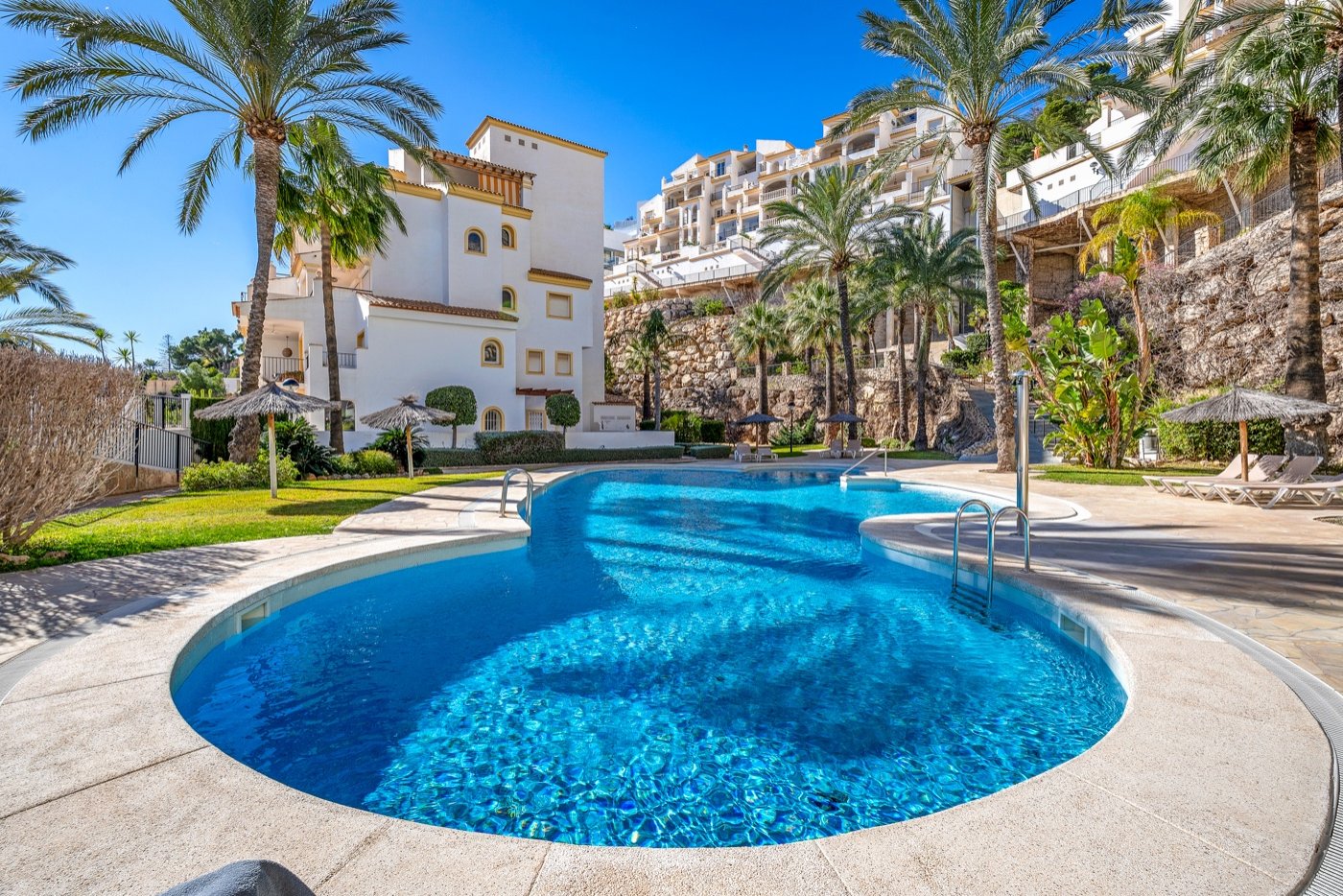 This beautifully renovated apartment is located in an excellently maintained resort with beautifully landscaped gardens and a communal swimming pool