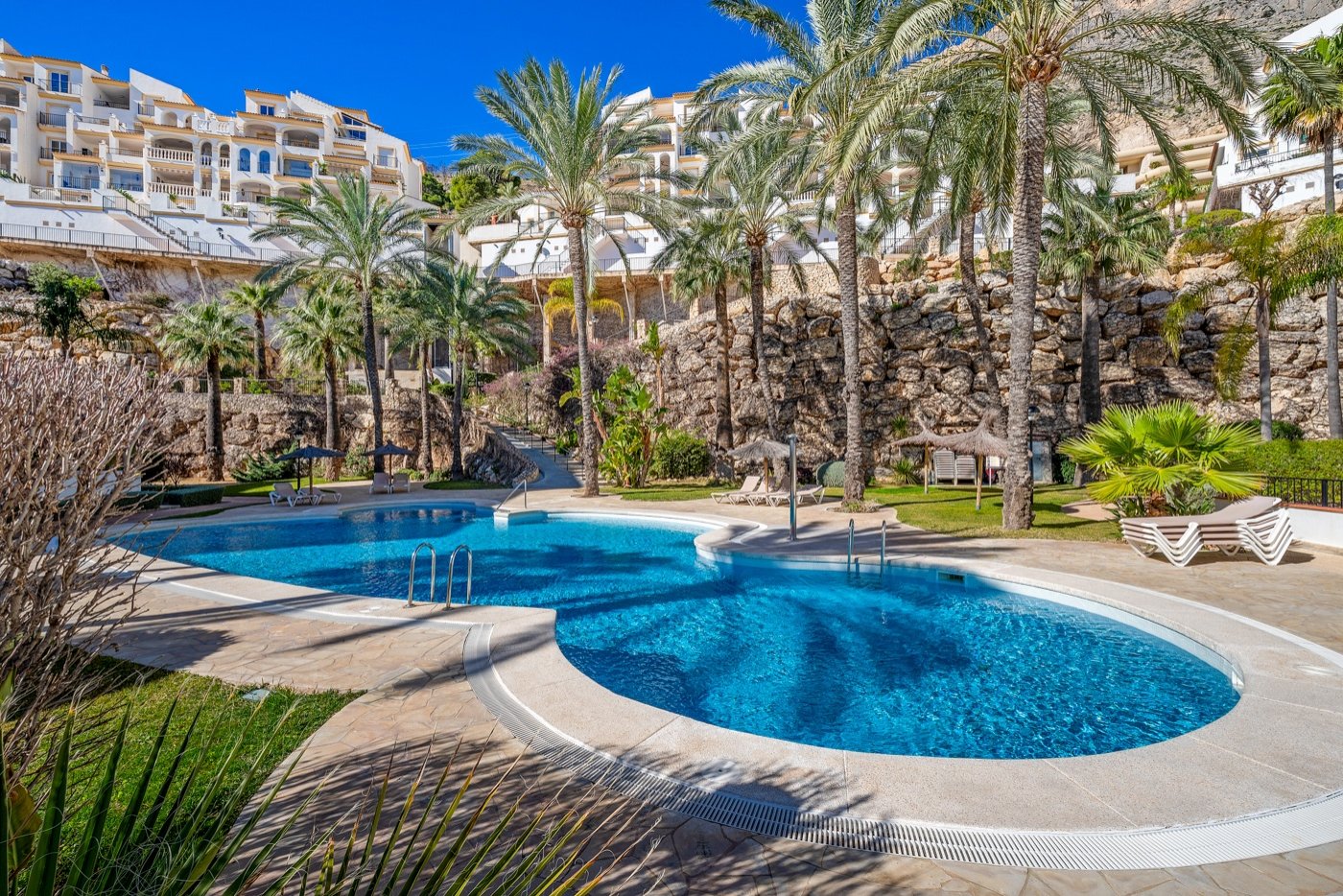 This beautifully renovated apartment is located in an excellently maintained resort with beautifully landscaped gardens and a communal swimming pool
