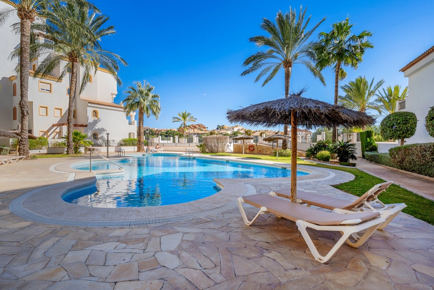 This beautifully renovated apartment is located in an excellently maintained resort with beautifully landscaped gardens and a communal swimming pool