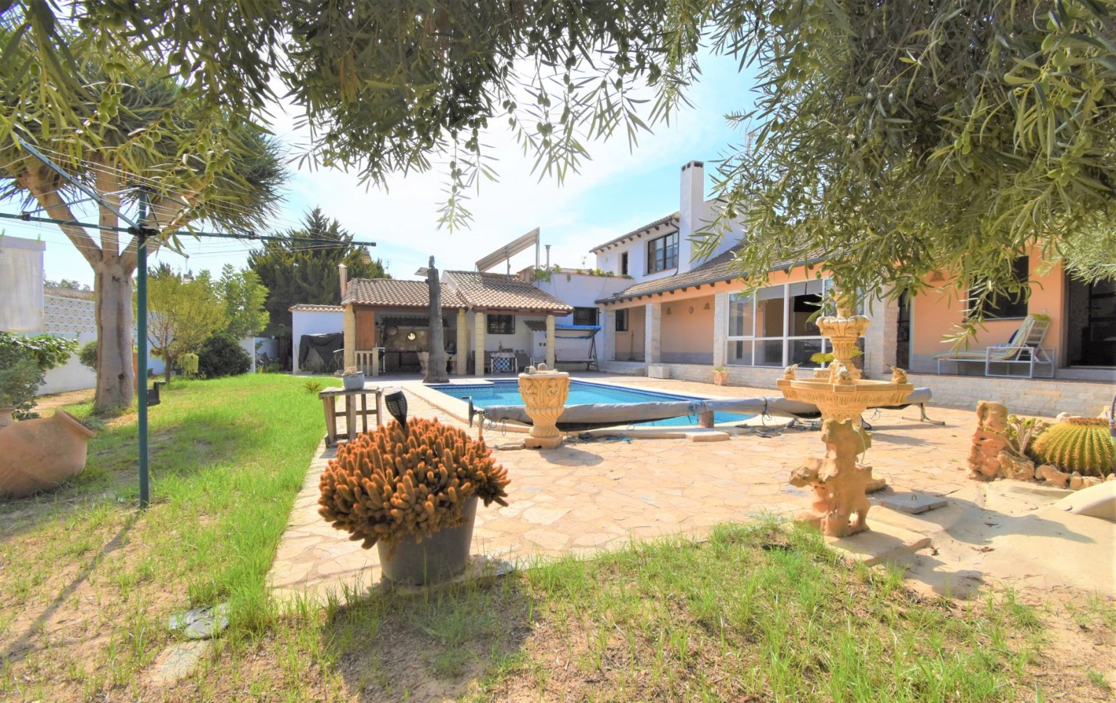 This South Facing, Absolutely Stunning, Four Bedroom, Detached Villa in Villamartin, is located just a couple of minutes drive from the Villamartin