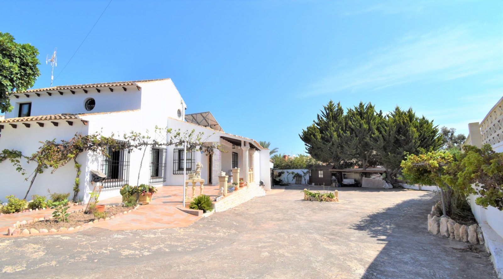 This South Facing, Absolutely Stunning, Four Bedroom, Detached Villa in Villamartin, is located just a couple of minutes drive from the Villamartin