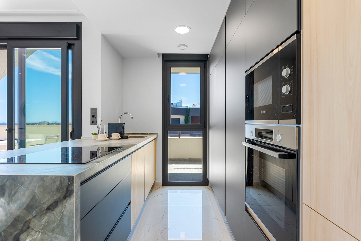 Diese zweistöckige Wohnung befindet sich im exklusiven Wohnkomplex Amanecer Deluxe und bietet eine ideale Kombination aus Lage, Komfort und Meerblick