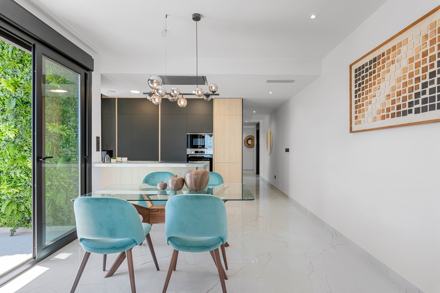 Diese zweistöckige Wohnung befindet sich im exklusiven Wohnkomplex Amanecer Deluxe und bietet eine ideale Kombination aus Lage, Komfort und Meerblick