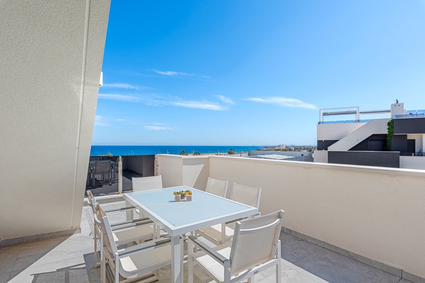 Diese zweistöckige Wohnung befindet sich im exklusiven Wohnkomplex Amanecer Deluxe und bietet eine ideale Kombination aus Lage, Komfort und Meerblick