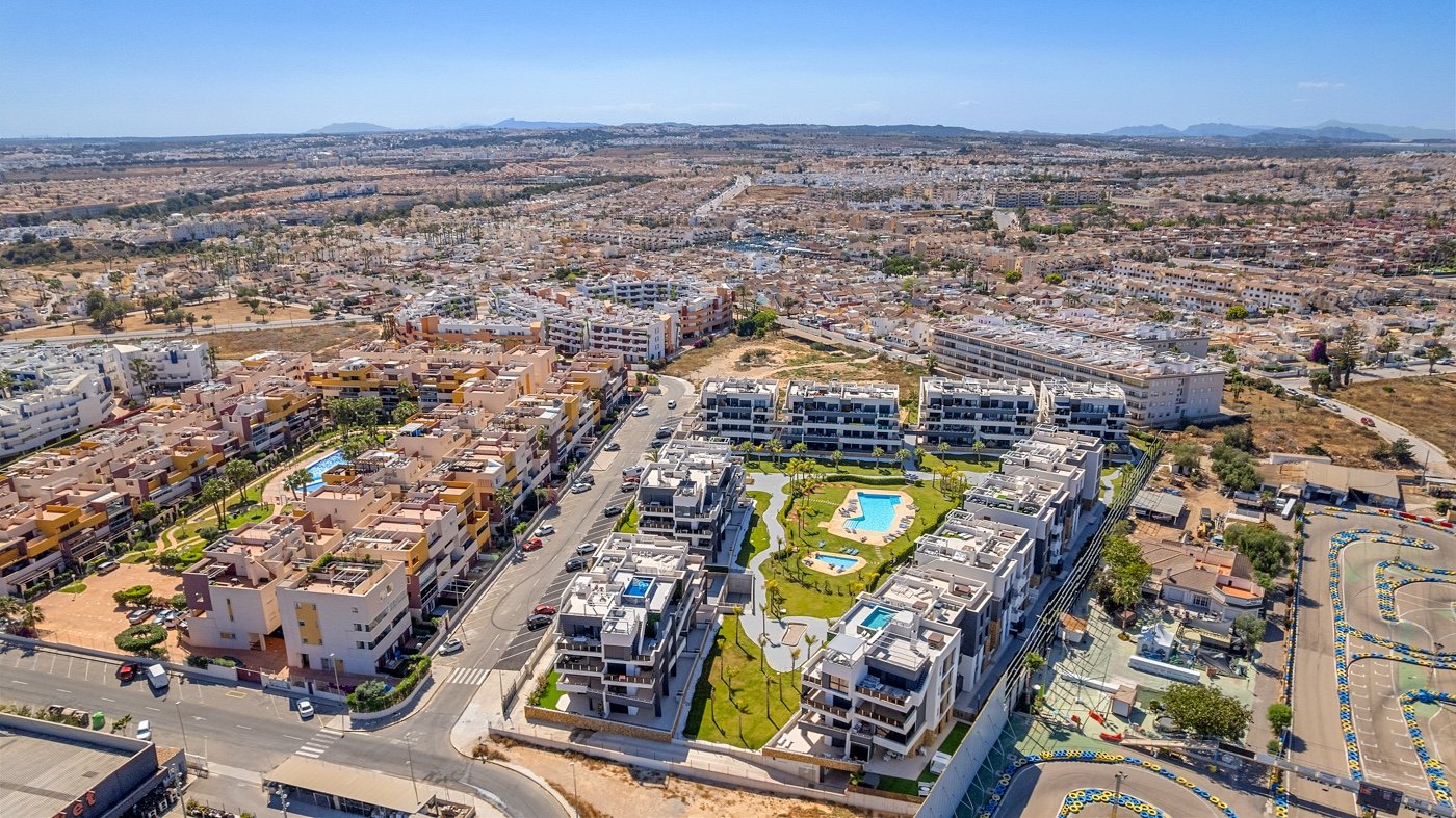 Diese zweistöckige Wohnung befindet sich im exklusiven Wohnkomplex Amanecer Deluxe und bietet eine ideale Kombination aus Lage, Komfort und Meerblick