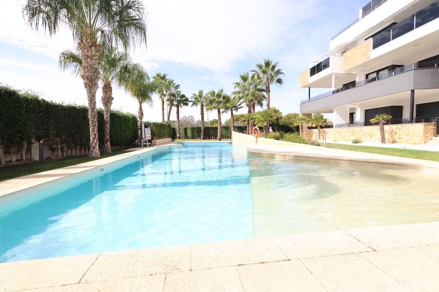 Südlich ausgerichtete Wohnung mit Blick auf Garten und Pool Diese bezugsfertige Zwei-Schlafzimmer-Wohnung im zweiten Stock vereint Sonne, Komfort und