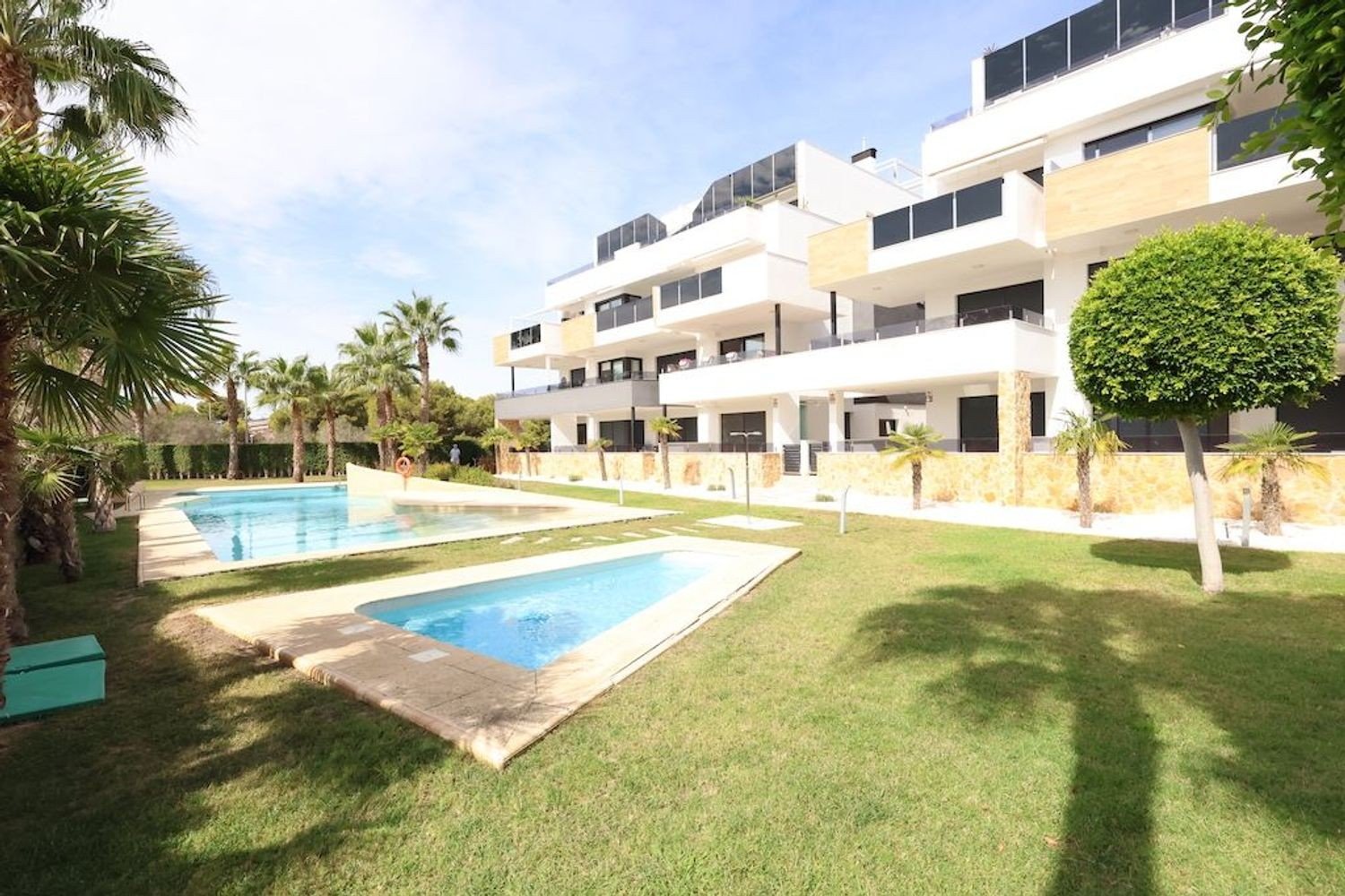 Südlich ausgerichtete Wohnung mit Blick auf Garten und Pool Diese bezugsfertige Zwei-Schlafzimmer-Wohnung im zweiten Stock vereint Sonne, Komfort und