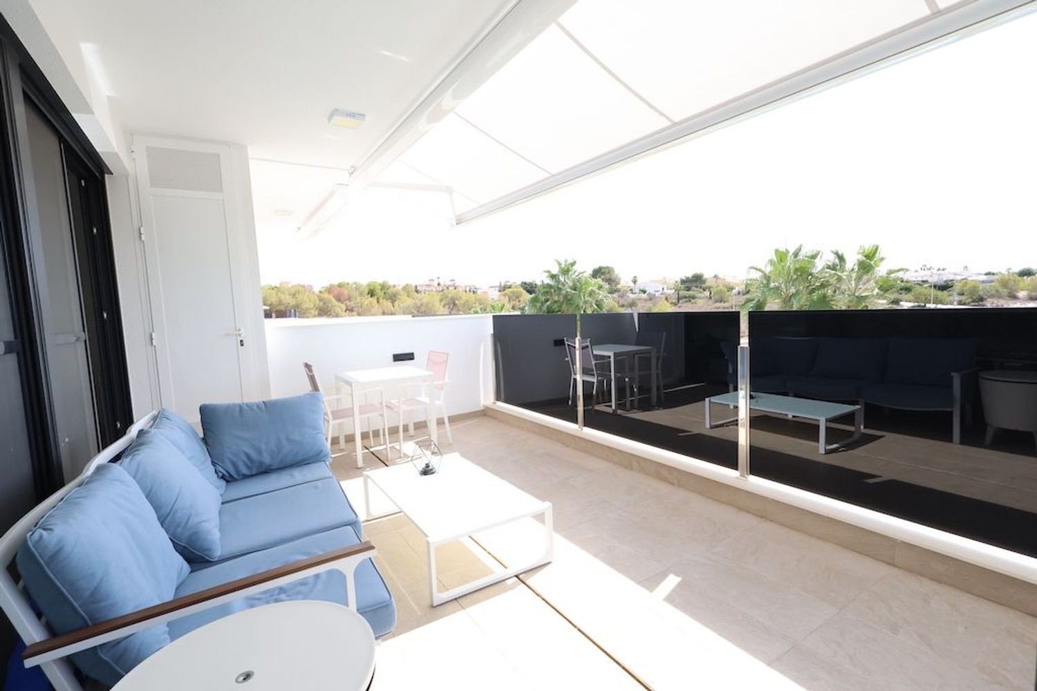 Südlich ausgerichtete Wohnung mit Blick auf Garten und Pool Diese bezugsfertige Zwei-Schlafzimmer-Wohnung im zweiten Stock vereint Sonne, Komfort und