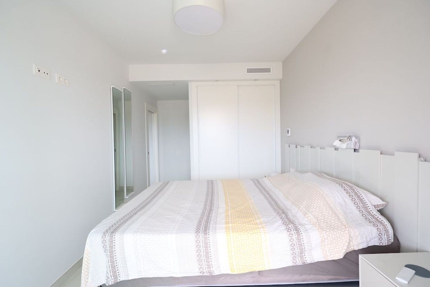 Südlich ausgerichtete Wohnung mit Blick auf Garten und Pool Diese bezugsfertige Zwei-Schlafzimmer-Wohnung im zweiten Stock vereint Sonne, Komfort und