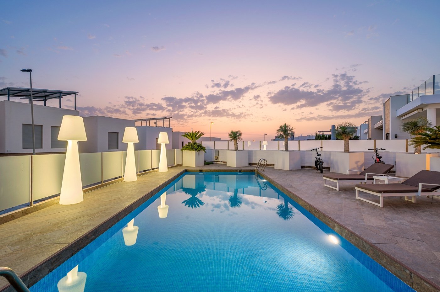 Diese moderne freistehende Villa wurde 2018 erbaut und befindet sich in Villamartín, Orihuela Costa. Mit einer bebauten Fläche von 113 m² auf einem g