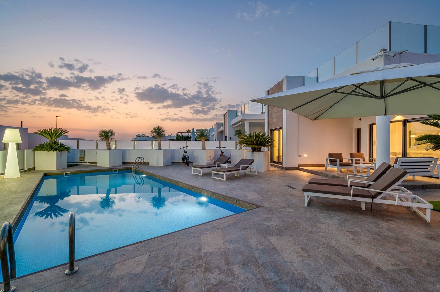 Diese moderne freistehende Villa wurde 2018 erbaut und befindet sich in Villamartín, Orihuela Costa. Mit einer bebauten Fläche von 113 m² auf einem g