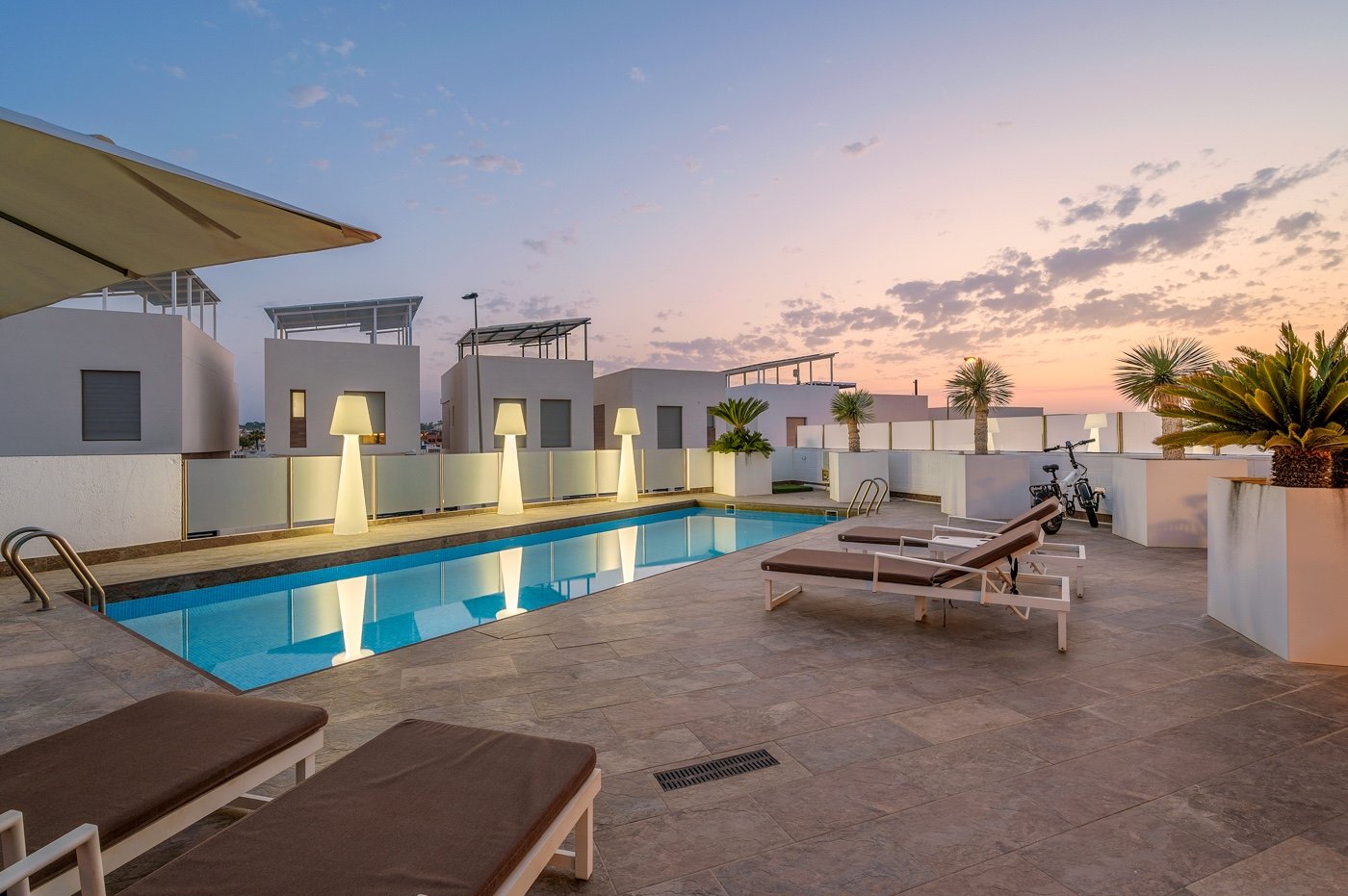 Diese moderne freistehende Villa wurde 2018 erbaut und befindet sich in Villamartín, Orihuela Costa. Mit einer bebauten Fläche von 113 m² auf einem g