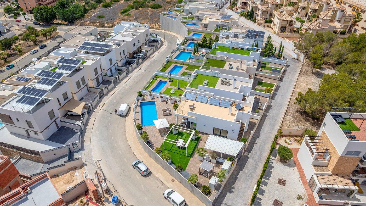Diese moderne freistehende Villa wurde 2018 erbaut und befindet sich in Villamartín, Orihuela Costa. Mit einer bebauten Fläche von 113 m² auf einem g