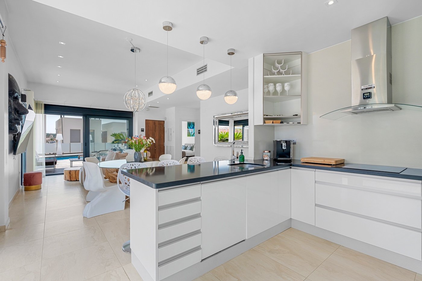 Diese moderne freistehende Villa wurde 2018 erbaut und befindet sich in Villamartín, Orihuela Costa. Mit einer bebauten Fläche von 113 m² auf einem g