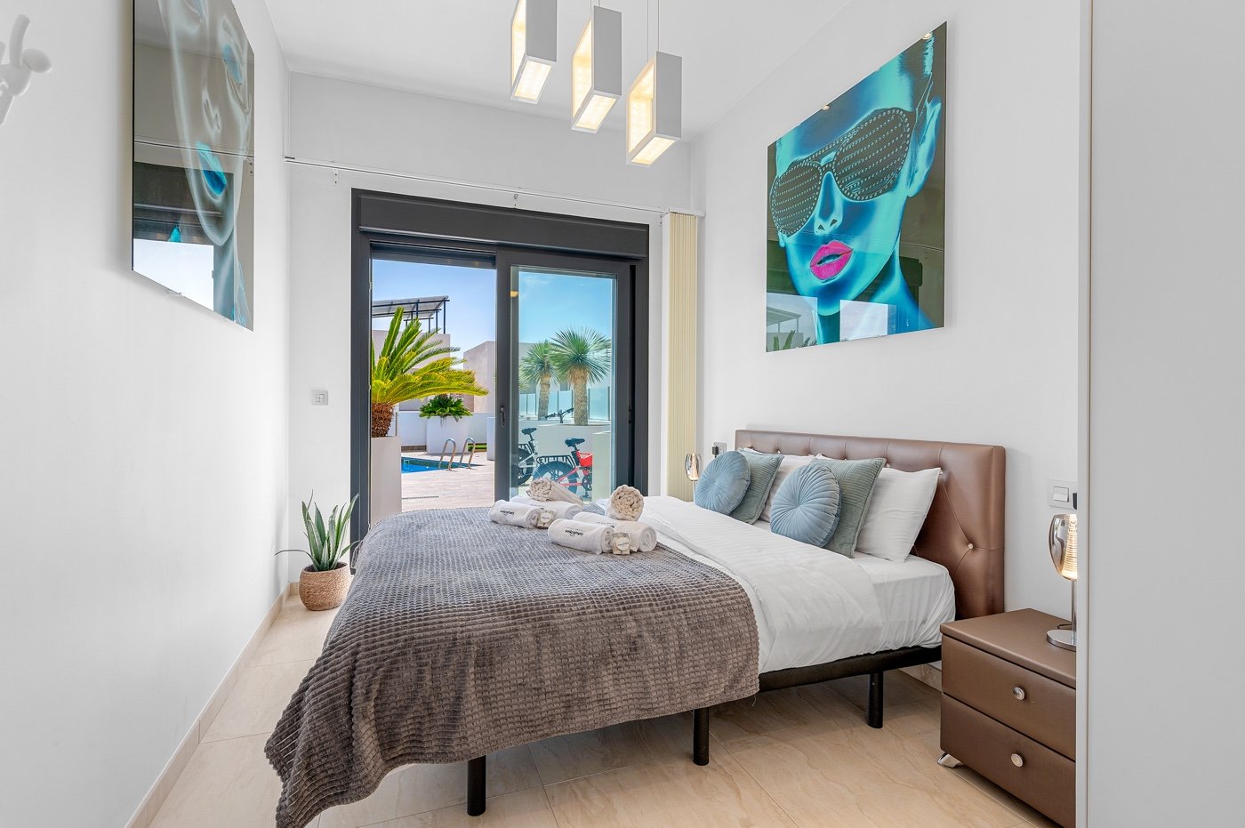 Diese moderne freistehende Villa wurde 2018 erbaut und befindet sich in Villamartín, Orihuela Costa. Mit einer bebauten Fläche von 113 m² auf einem g