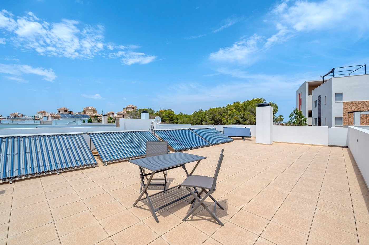 Diese moderne freistehende Villa wurde 2018 erbaut und befindet sich in Villamartín, Orihuela Costa. Mit einer bebauten Fläche von 113 m² auf einem g