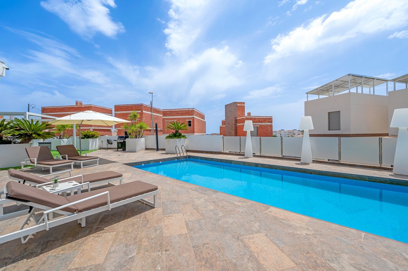 Diese moderne freistehende Villa wurde 2018 erbaut und befindet sich in Villamartín, Orihuela Costa. Mit einer bebauten Fläche von 113 m² auf einem g