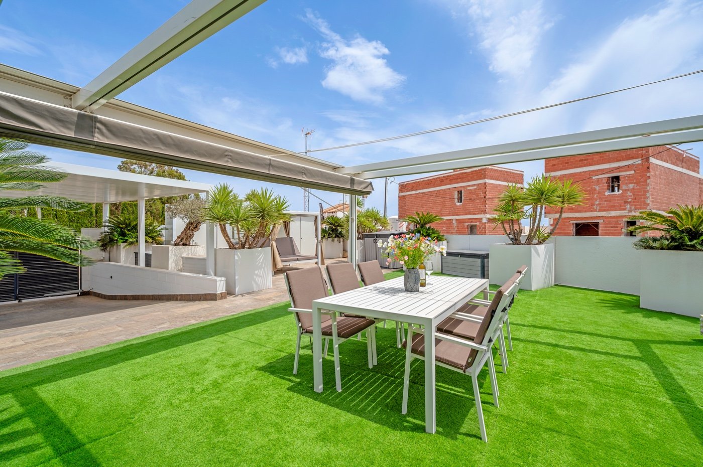 Diese moderne freistehende Villa wurde 2018 erbaut und befindet sich in Villamartín, Orihuela Costa. Mit einer bebauten Fläche von 113 m² auf einem g