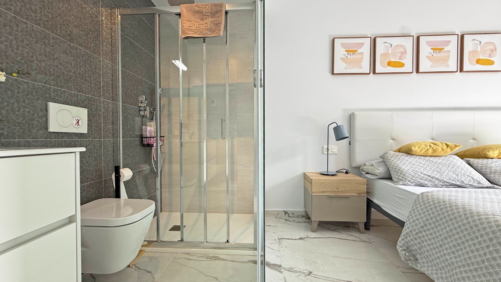 Gelegen in einer sicheren, abgeschlossenen Wohnanlage im Herzen von Los Altos bietet diese stilvolle Wohnung im ersten Stock eine perfekte Kombinatio