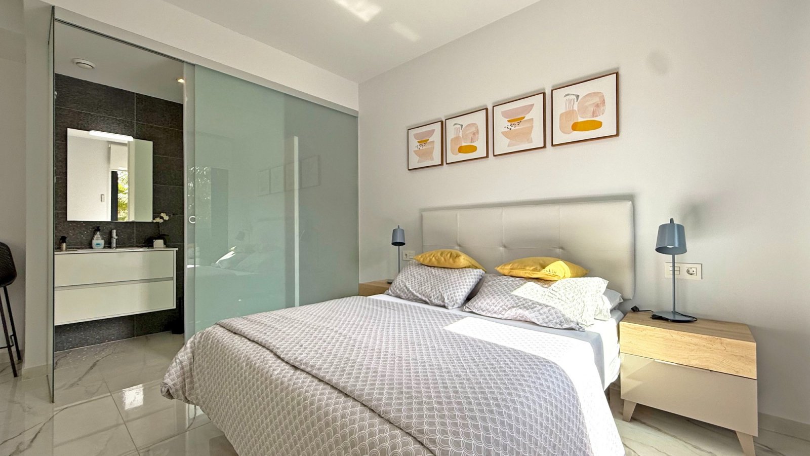 Gelegen in einer sicheren, abgeschlossenen Wohnanlage im Herzen von Los Altos bietet diese stilvolle Wohnung im ersten Stock eine perfekte Kombinatio