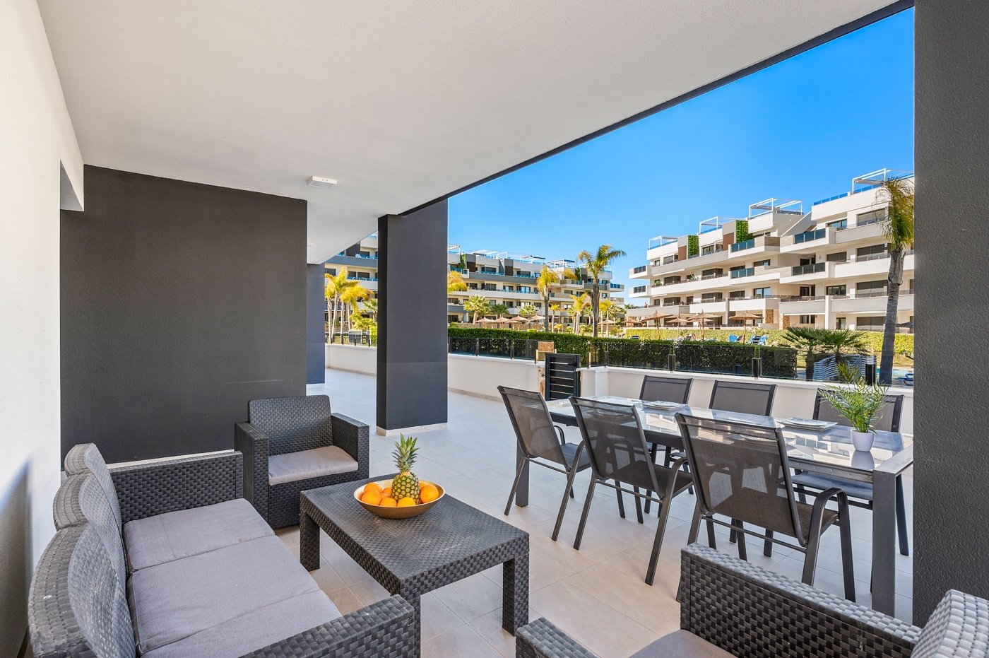 In einer der begehrtesten Lagen von Playa Flamenca an der Orihuela Costa präsentieren wir Ihnen diese exklusive Eck-Erdgeschosswohnung in einem erst
