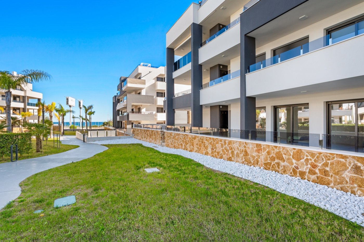 In einer der begehrtesten Lagen von Playa Flamenca an der Orihuela Costa präsentieren wir Ihnen diese exklusive Eck-Erdgeschosswohnung in einem erst