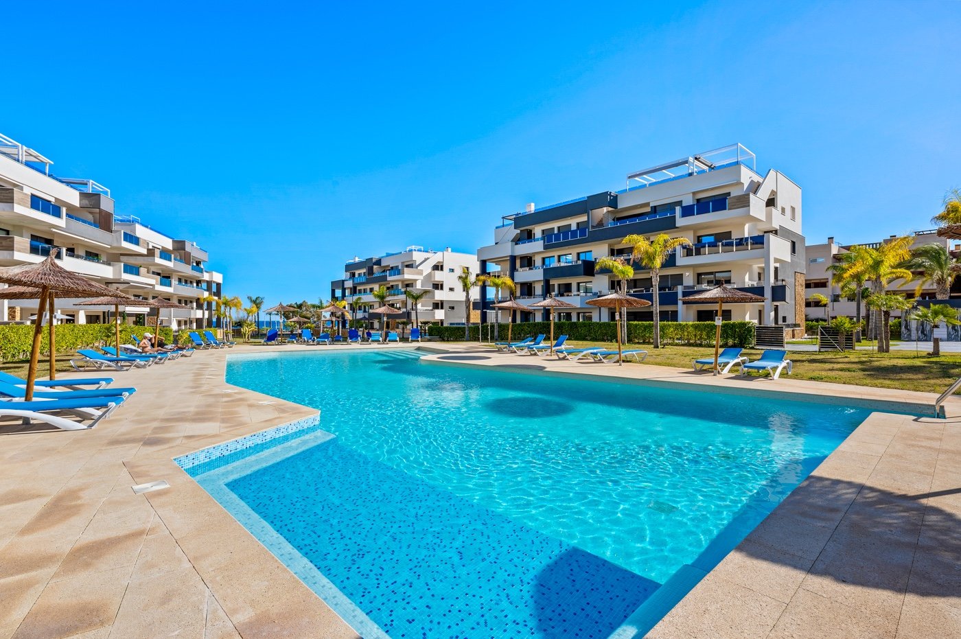 In einer der begehrtesten Lagen von Playa Flamenca an der Orihuela Costa präsentieren wir Ihnen diese exklusive Eck-Erdgeschosswohnung in einem erst