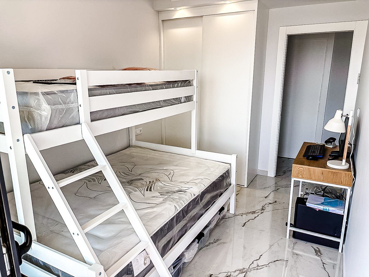 Modernes Penthouse mit riesigem Solarium in Orihuela Costa zu verkaufen Entdecken Sie dieses atemberaubende, nahezu neue Penthouse im Herzen von Ori