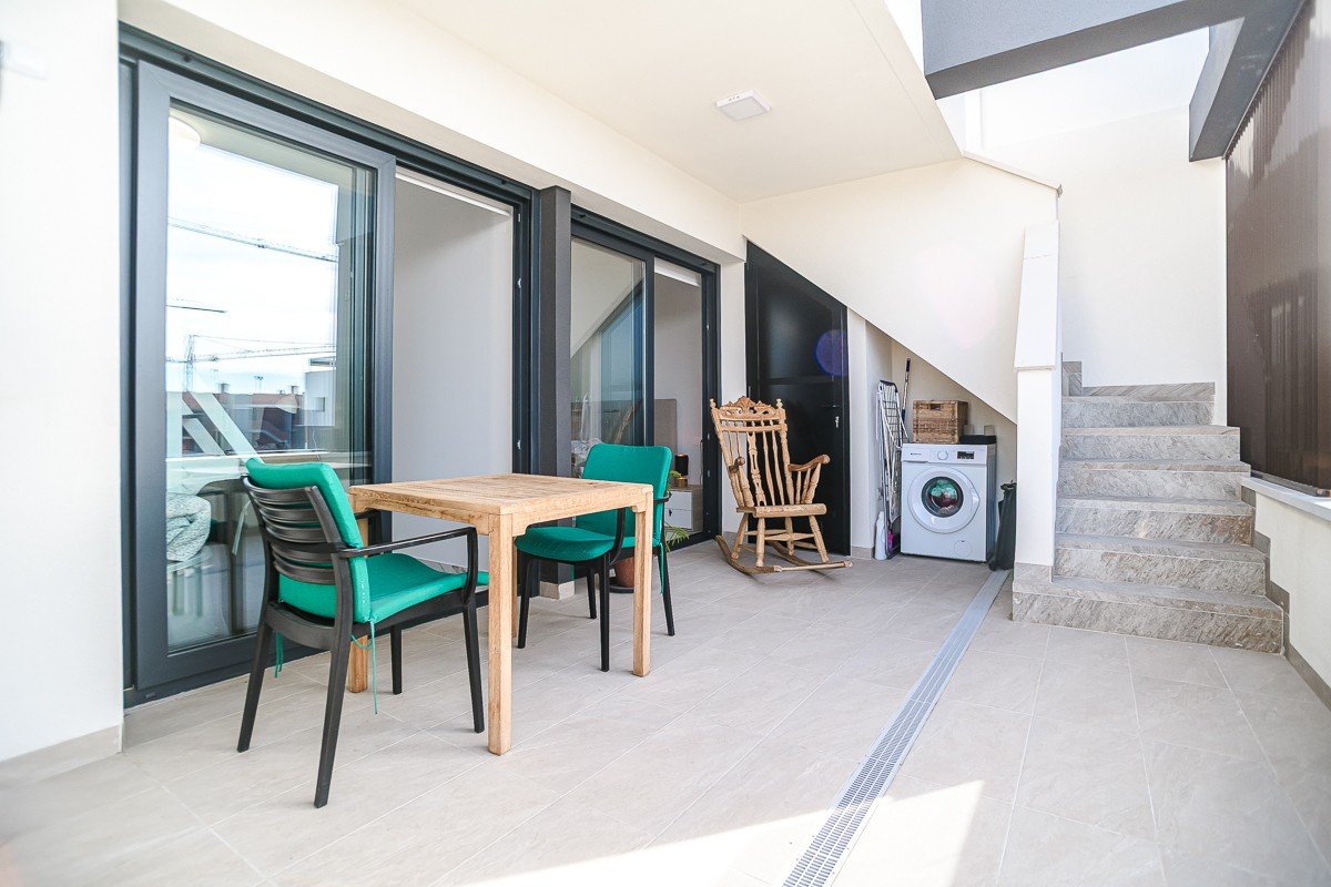 Modernes Penthouse mit riesigem Solarium in Orihuela Costa zu verkaufen Entdecken Sie dieses atemberaubende, nahezu neue Penthouse im Herzen von Ori