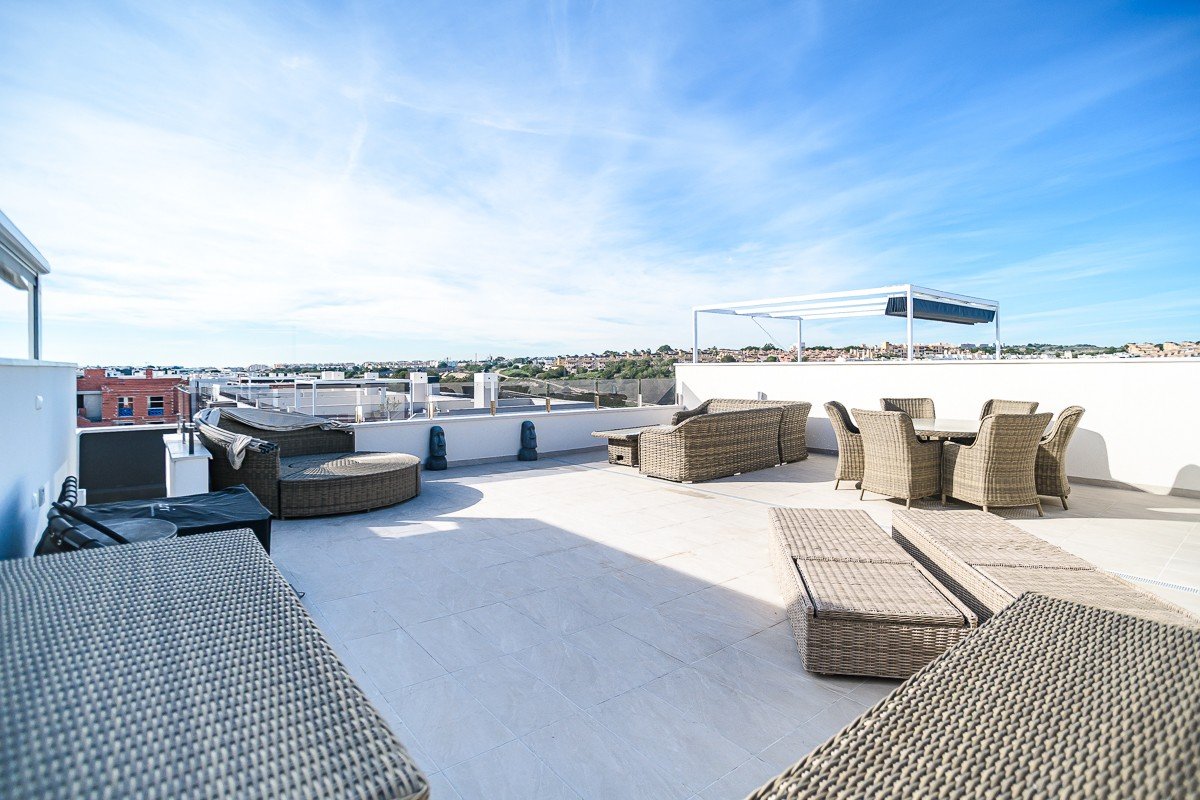 Modernes Penthouse mit riesigem Solarium in Orihuela Costa zu verkaufen Entdecken Sie dieses atemberaubende, nahezu neue Penthouse im Herzen von Ori